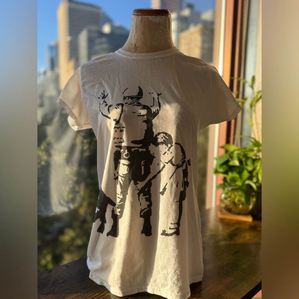 Banksy-Inspired Street Art Graphic Tee – Protest Embrace Design (White)